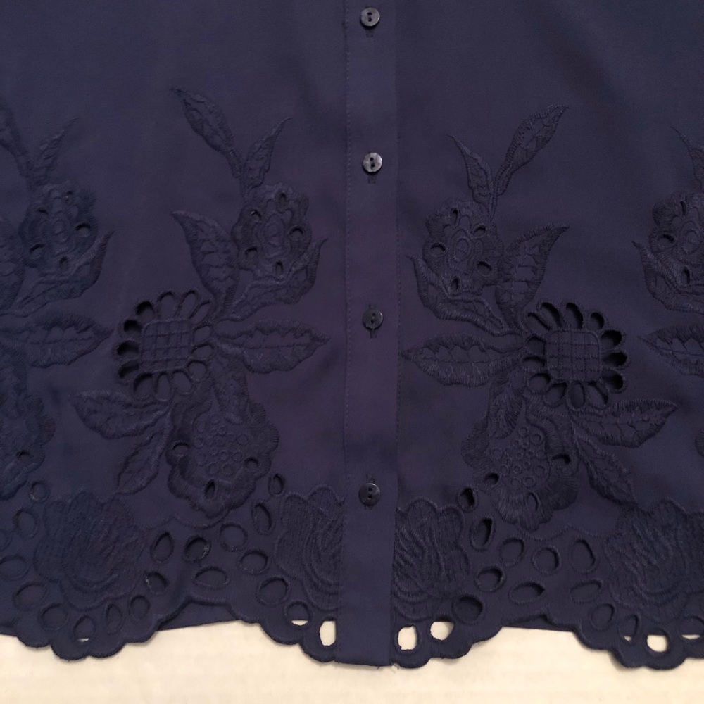 🌸 3 for $12 Navy sleeveless blouse with buttons. - Picture 4 of 8